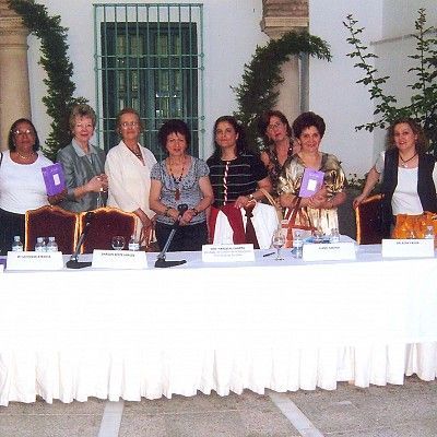 2007. Con la hispanista Sharon Keefe Ugalde y María Victoria Atencia en la presentación de Envoz Alta, Córdoba